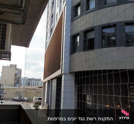 רשת למניעת כניסת יונים במרפסת בניין